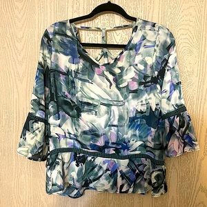 Chic top with awesome back! Check it out! - SIZE: XL